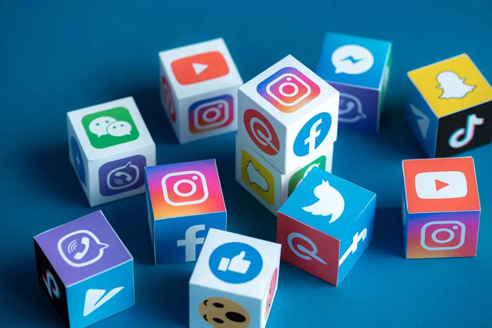 11 social media playing dice